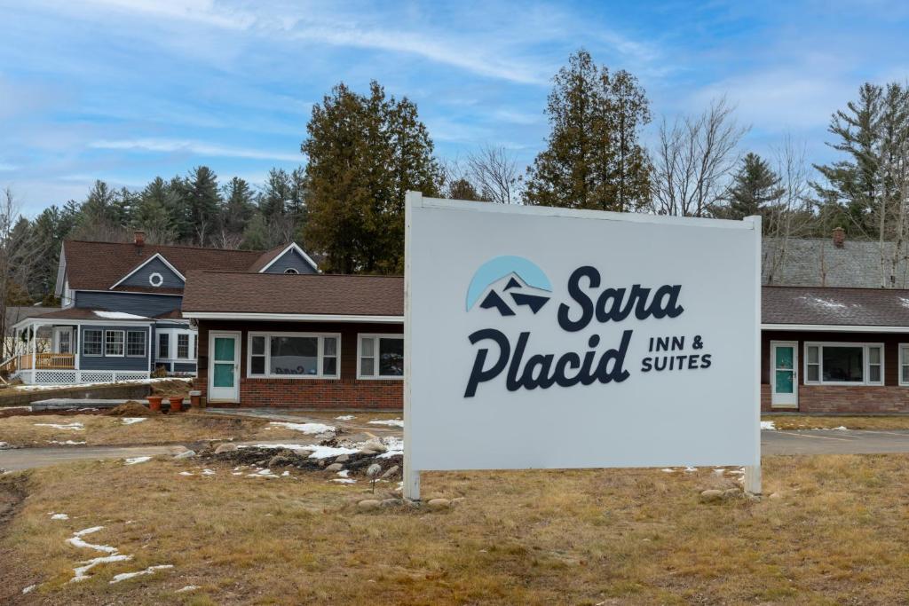 萨拉纳克莱克Sara Placid Inn & Suites的盘盘和盘服务标志