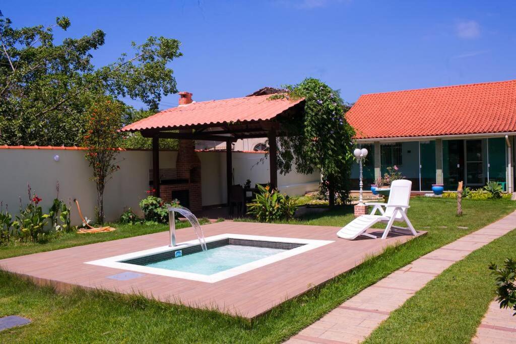 马里卡Casa em Itaipuaçu na Praça do Ferrerinha.的一座房子的院子内的游泳池