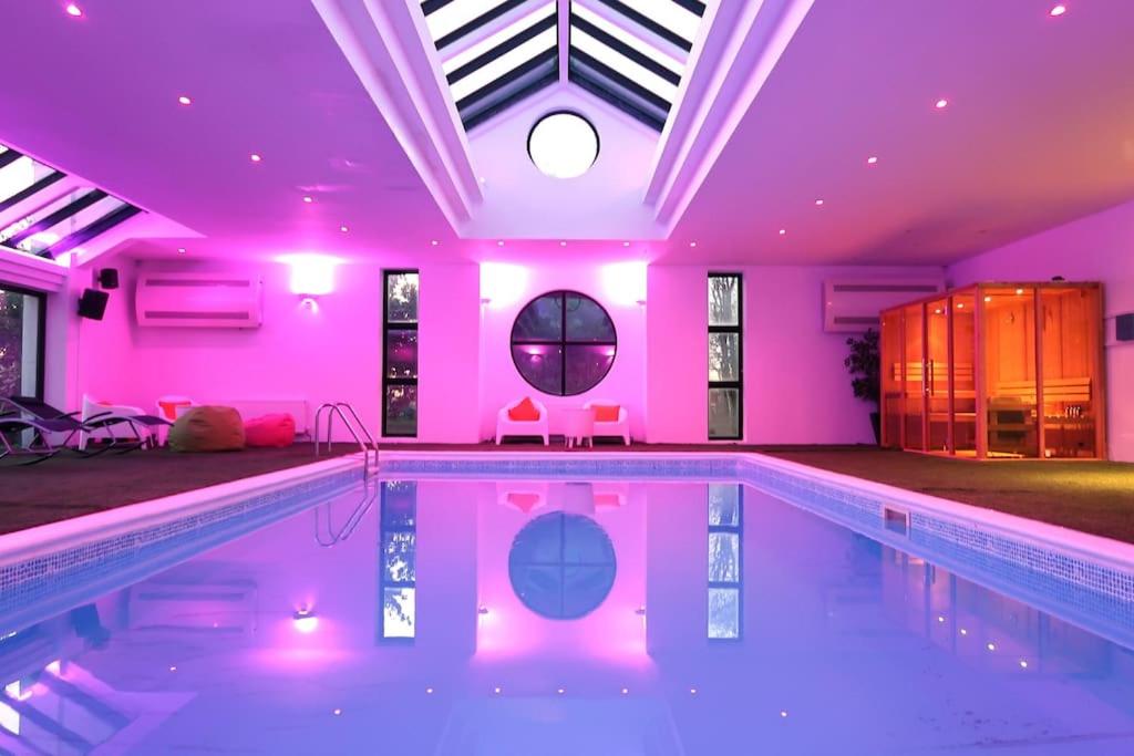 BallyeastonEntertainer's Estate的一座游泳池,里面设有粉红色的灯光