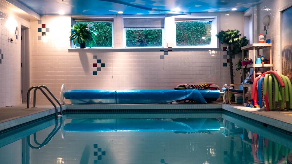 温哥华Van Nest near YVR UBC Downtown的蓝色天花板浴室内的游泳池