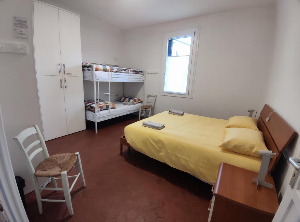 科内利亚诺BBConegliano Bixio的一间卧室配有一张床和一张双层床。