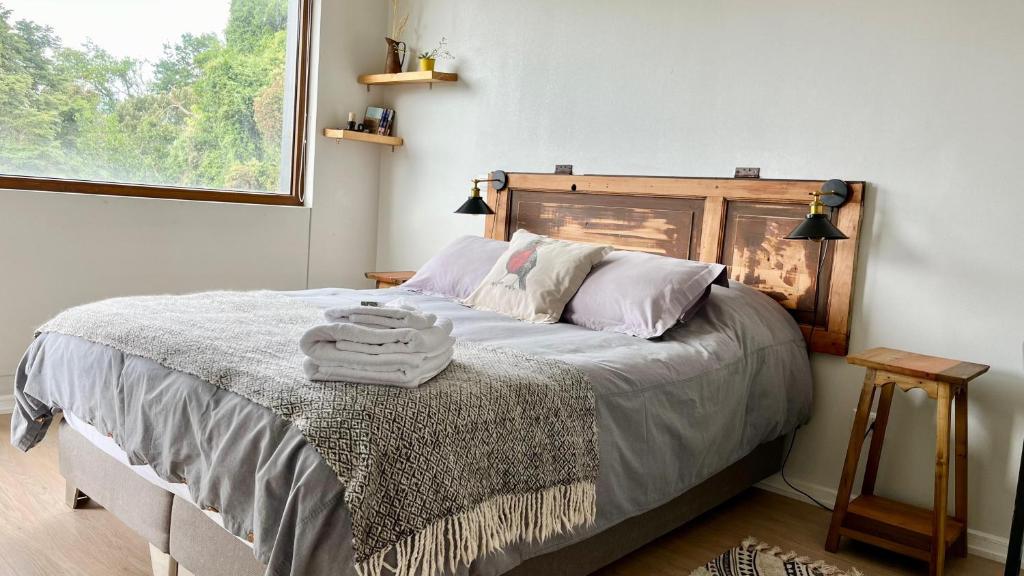 巴拉斯港Vista al lago y excelente ubicación: hermoso depto的一间卧室配有带毛巾的床