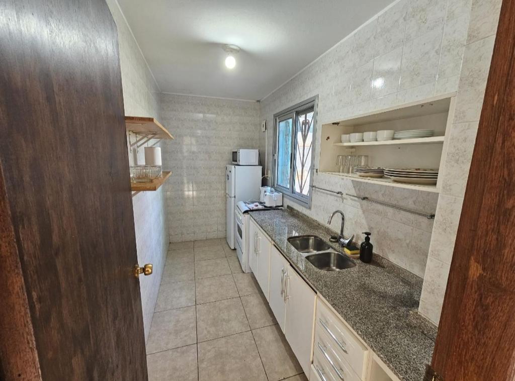 埃斯特角城Apart Hotel Punta Sol的厨房配有水槽和冰箱