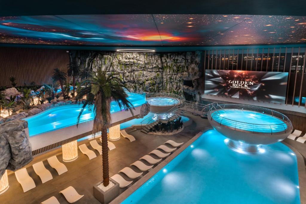 凡道Alambique - Hotel Resort & Spa的游轮上的游泳池配有电视