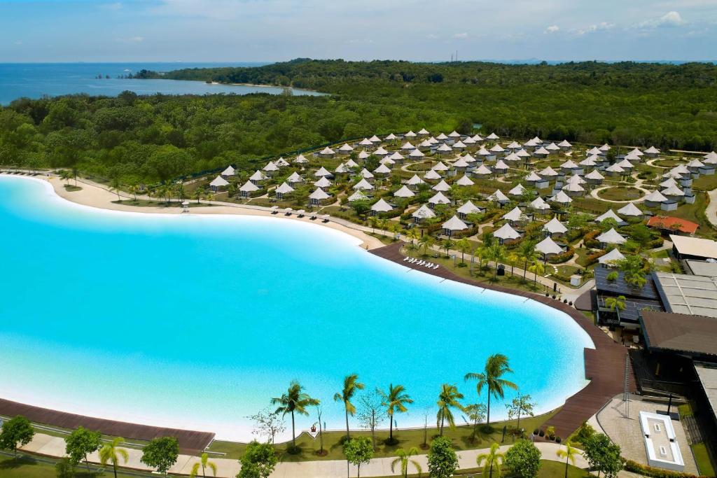 拉古洼Natra Bintan, a Tribute Portfolio Resort的享有带大型游泳池的度假村的空中景致