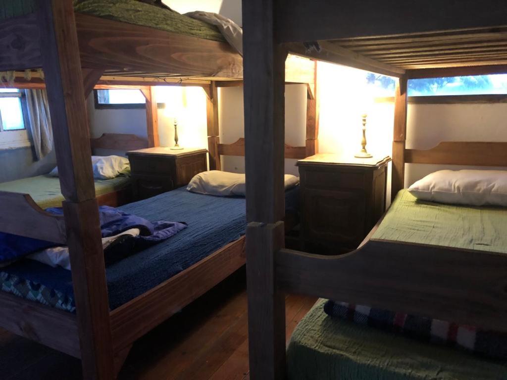 拉佩德雷拉La Peregrina - Posada的一间卧室配有两张双层床和两张桌子