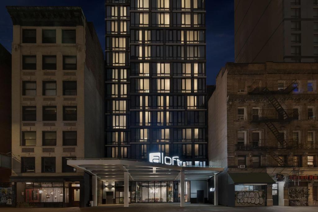 纽约Aloft New York Chelsea的前面有标志的建筑