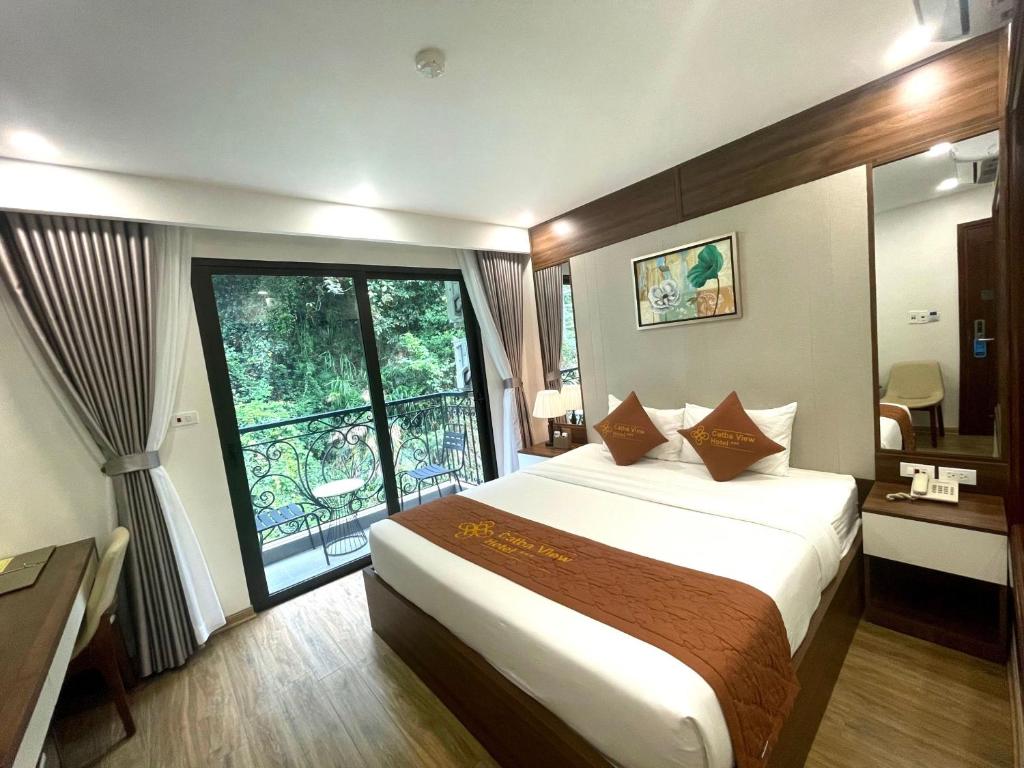 吉婆岛Catba View Hotel的一间卧室设有一张大床和一个大窗户