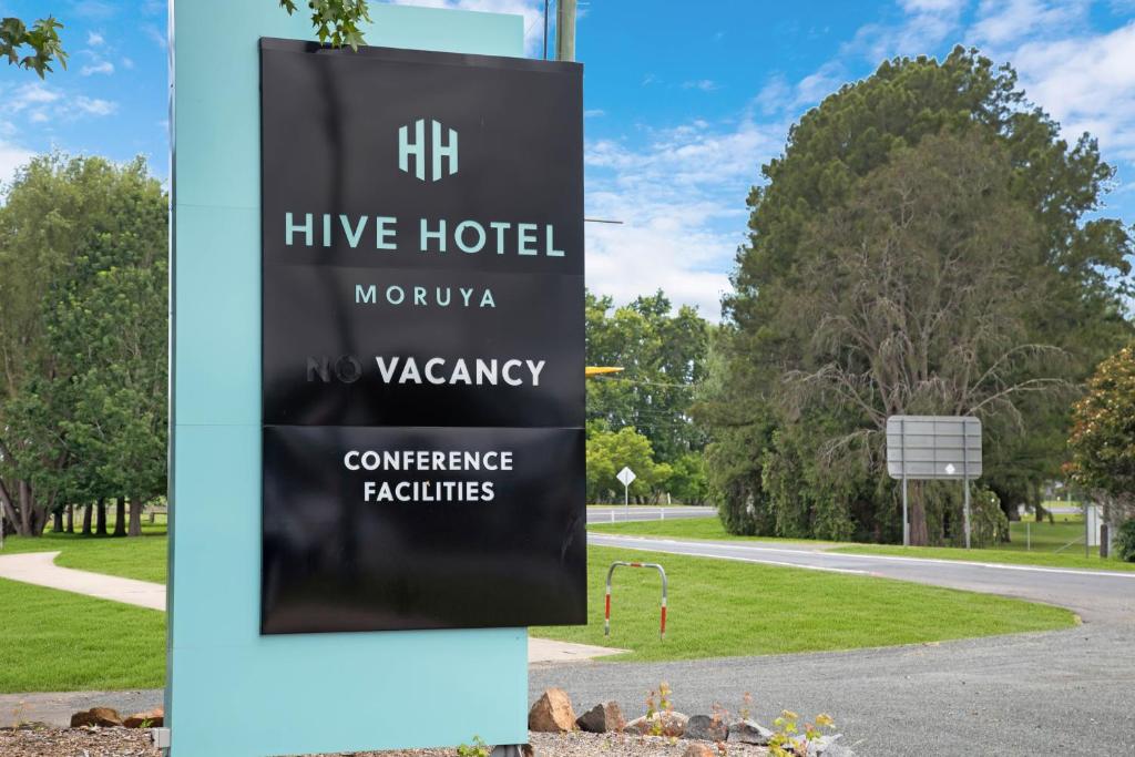 莫鲁亚Hive Hotel, Moruya的道路前的酒店标志