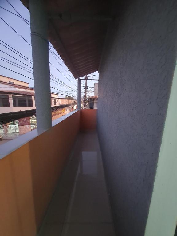 塞古罗港Prédio do Gaguinho的大楼的走廊,后面有火车