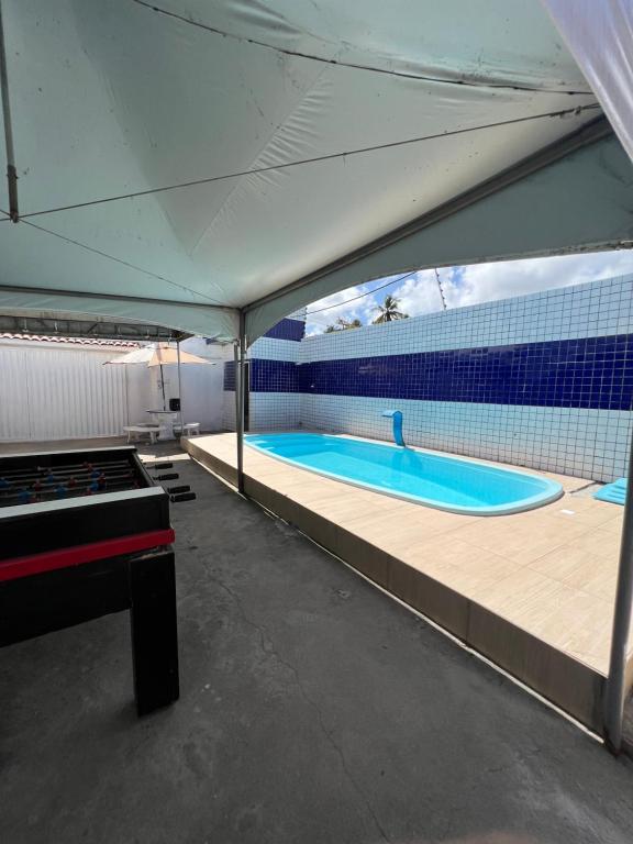 德奥多鲁元帅镇Cantinho da paz的帐篷内的游泳池,带网球场