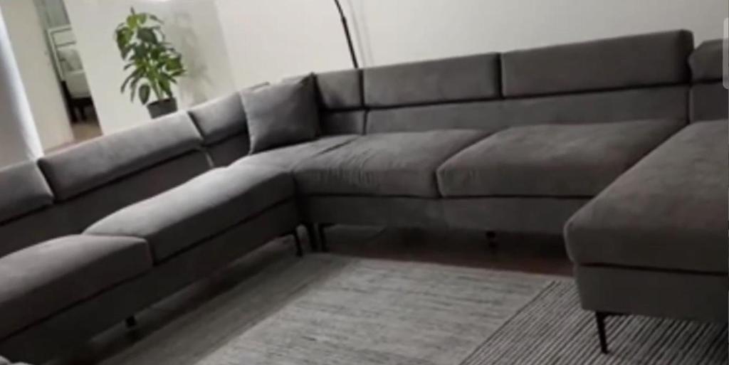 AlbionEagles Nest Villa House AC TV WIFI Fan Luxury Modern的客厅配有沙发和椅子