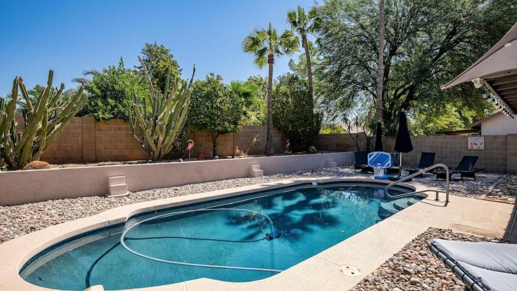 凤凰城North Phoenix 4 Bdrm Vacation Home wPool Games的一个带围栏的院子内的小型游泳池
