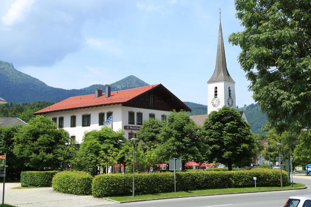 马夸特施泰因普瑞森格特高级小旅馆的一座陡峭的教堂和一座钟楼