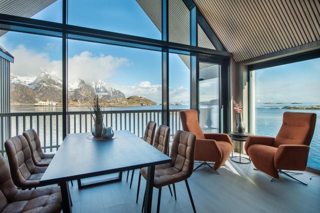 亨宁斯韦尔CornerView Apartment Henningsvær的一间设有桌椅的山景用餐室