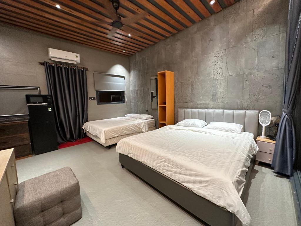 Bắc SớnMAY HOME Ninh Chu的一间卧室配有两张床和椅子