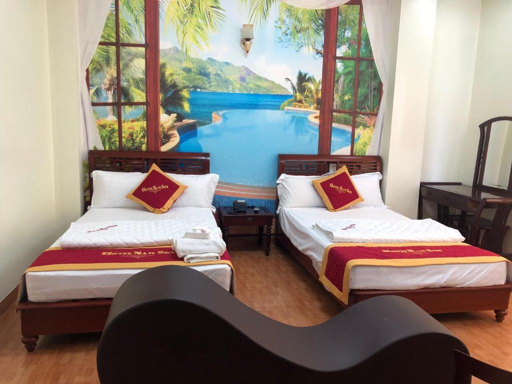 Dực LiễnHotel Nam Sơn的墙上画画的房间里设有两张床