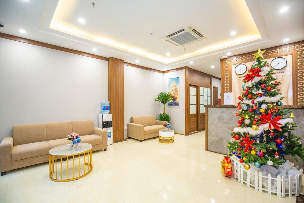 河内Sumitomo 15 Apartment - No 27 Lane 39 Linh Lang Street的医院大厅的圣诞树