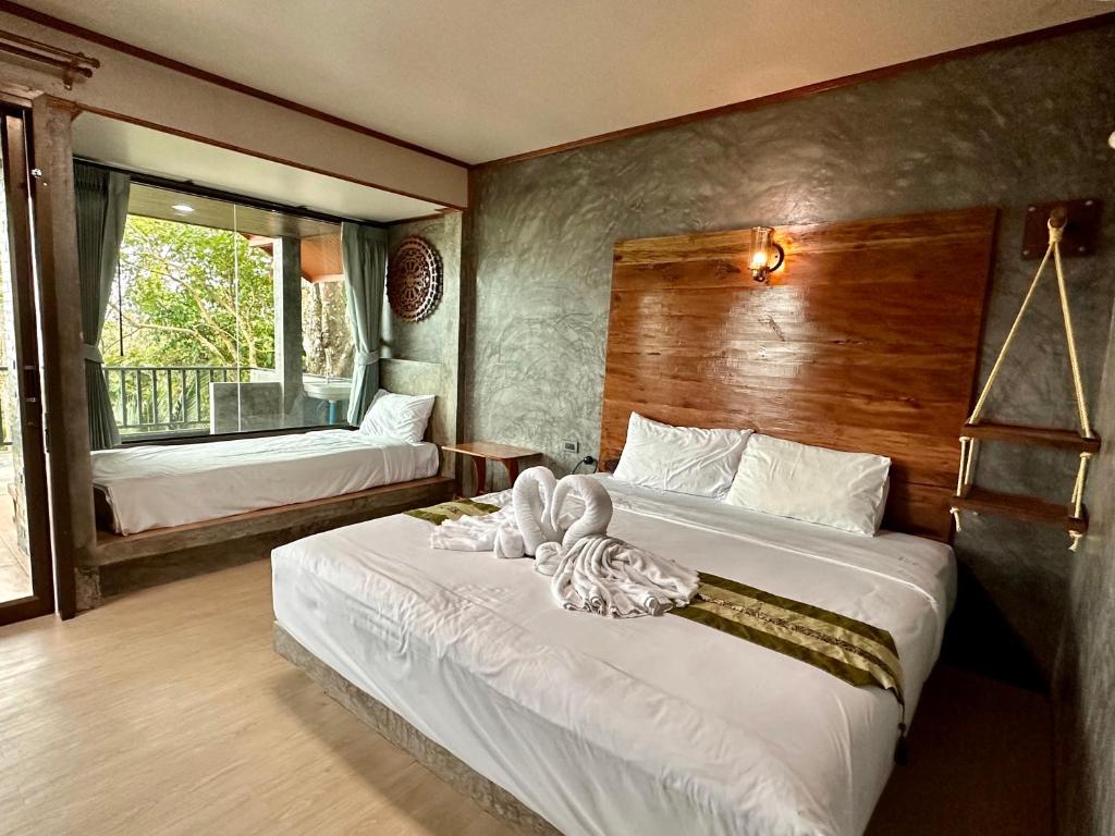 班柯木Rinna Resort的一间卧室配有两张带毛巾的床