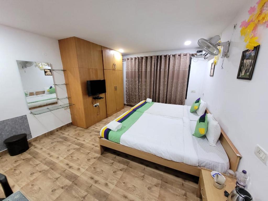 古瓦哈提PuHoR Hotel Plaza Inn的一间卧室配有一张大床和电视