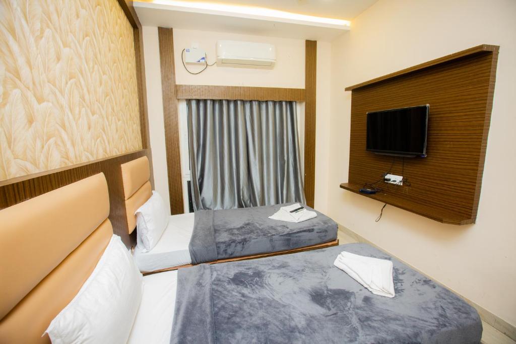 钦奈THE PARK AVENUE HOTEL - Business Class Hotel Near Central Railway Station Chennai Periyamet的一间酒店客房,设有两张床和电视
