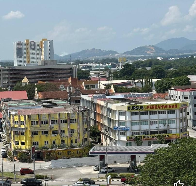 怡保Hotel Medan Kidd的享有黄色建筑的城市美景