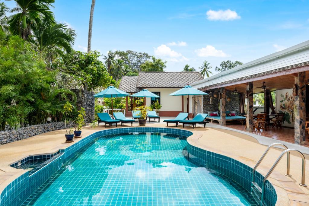 苏梅岛Tropical Heavens Garden Samui的游泳池在房子里的形象