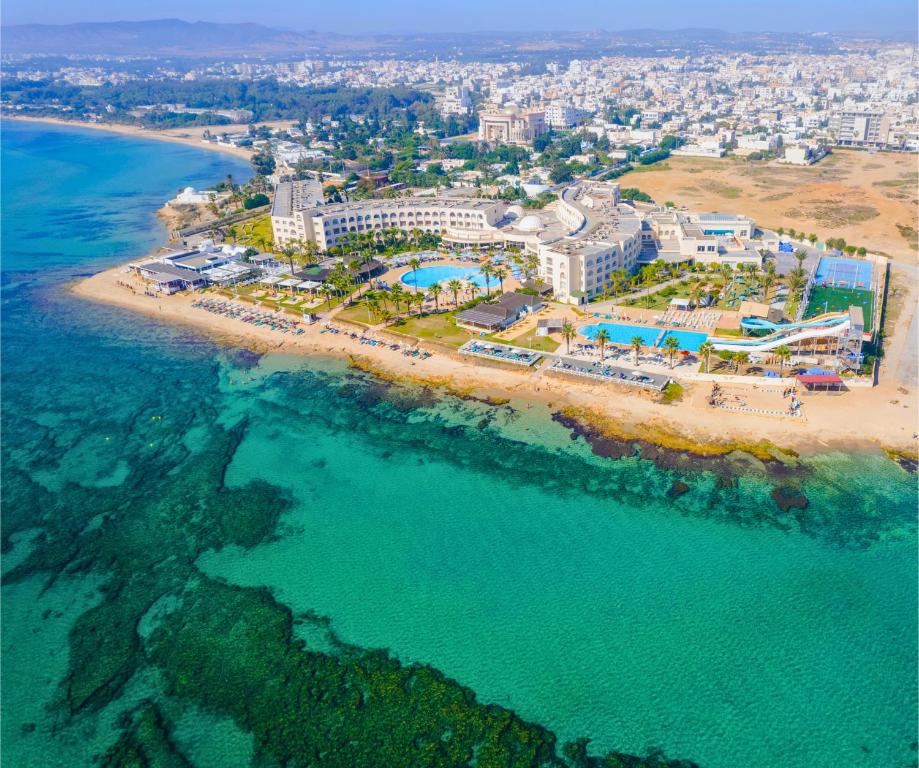 纳布勒Khayam Garden Beach Resort & Spa的享有海滩和海洋的空中景致