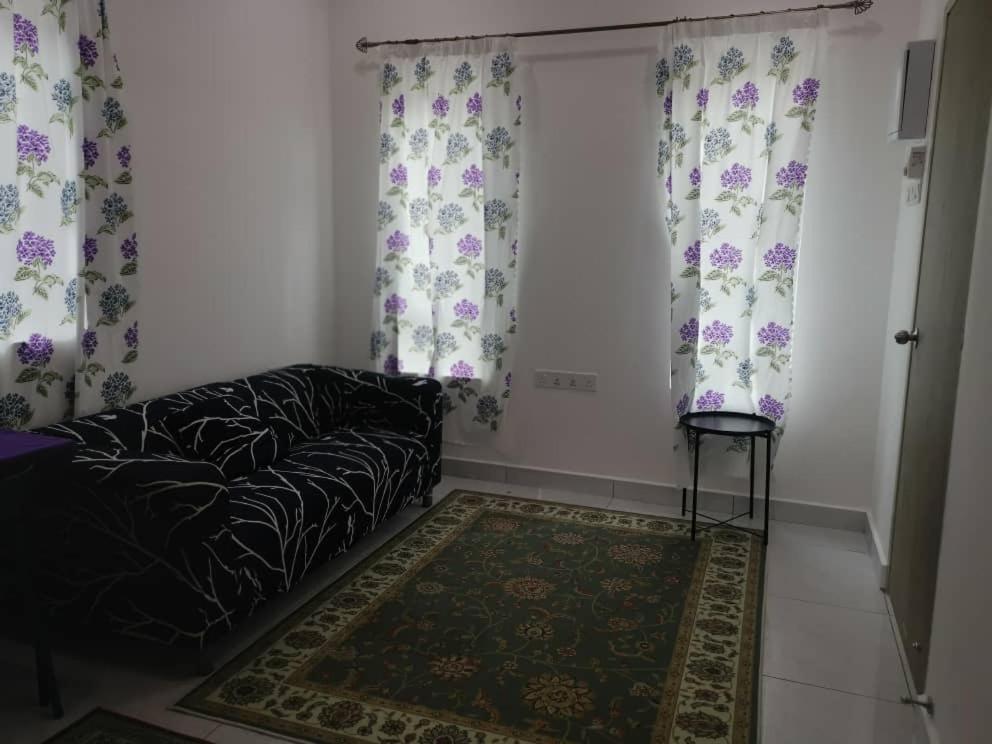 甲抛峇底Homestay Bajet Cikyah的客厅配有沙发、窗帘和地毯。