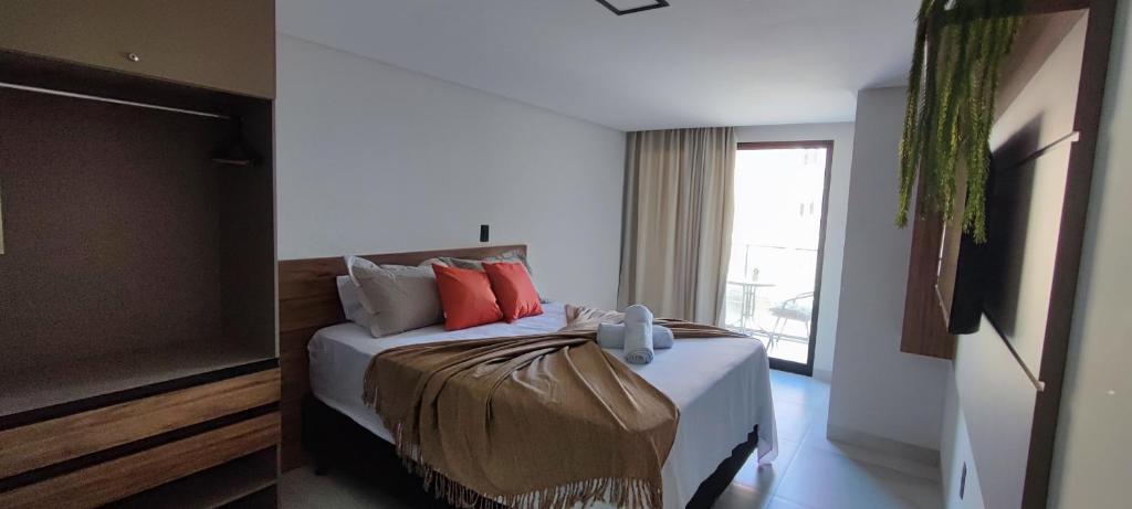 卡贝德卢Summer Flat Ap308 Intermares的一间卧室配有一张带红色枕头的床