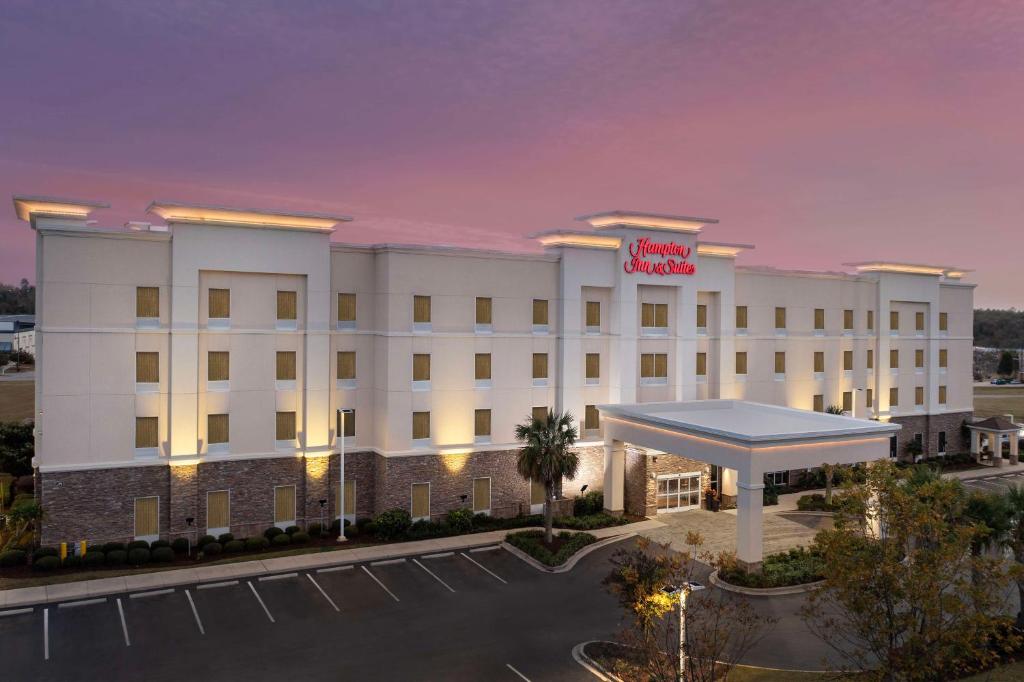 奥兰治堡Hampton Inn & Suites Orangeburg, SC的 ⁇ 染了那毫克的宏伟酒店和赌场