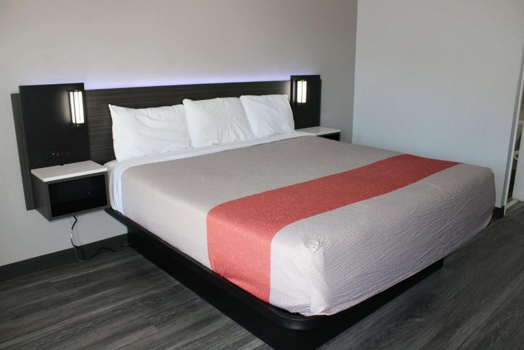 迪凯特River City Hotel的一间位于酒店客房内的带大床的卧室