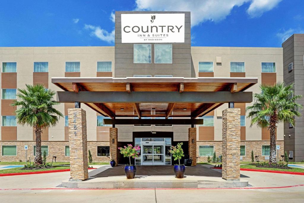 休斯顿Country Inn & Suites by Radisson Houston Westchase-Westheimer的医院正面景楼