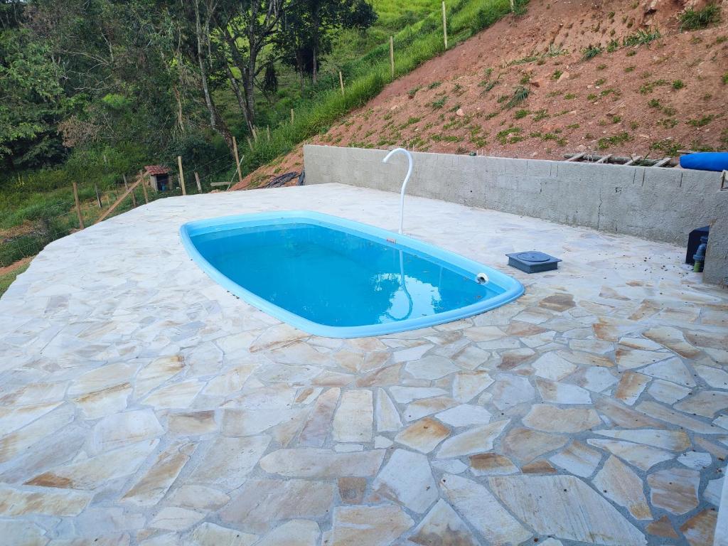 库尼亚Casa de campo com piscina a 2 min de cunha的庭院中带喷泉的游泳池