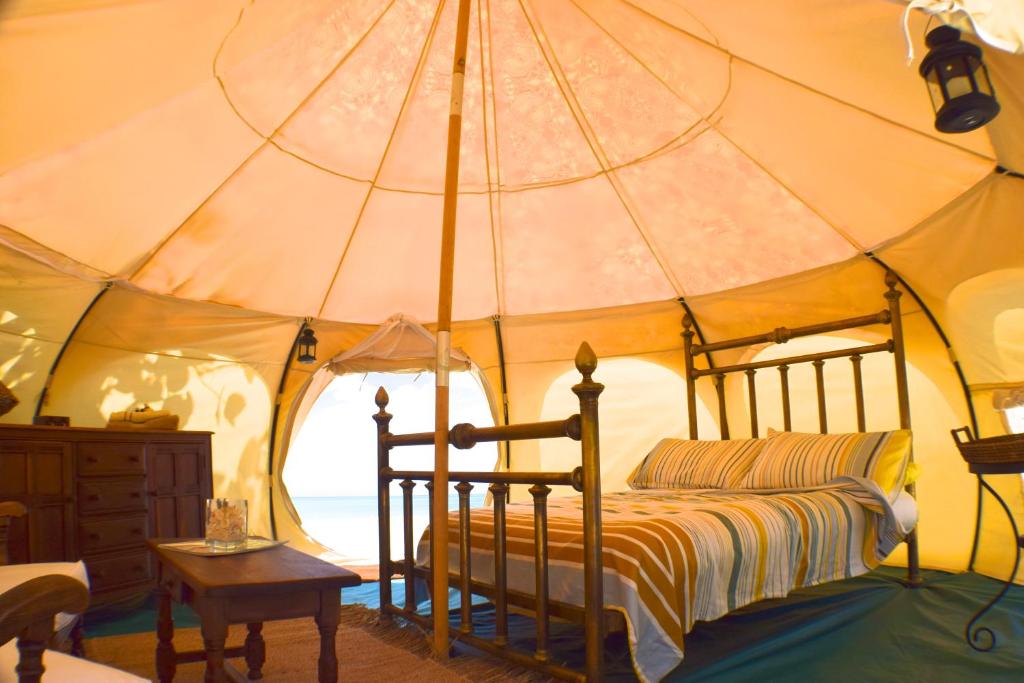 Mayreau IslandWild Lotus Glamping - Mayreau, Tobago Cays的帐篷内一间卧室,配有一张床