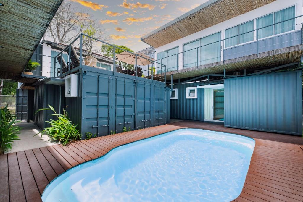 雅科Hotel Bamboo的一座房子后院的游泳池