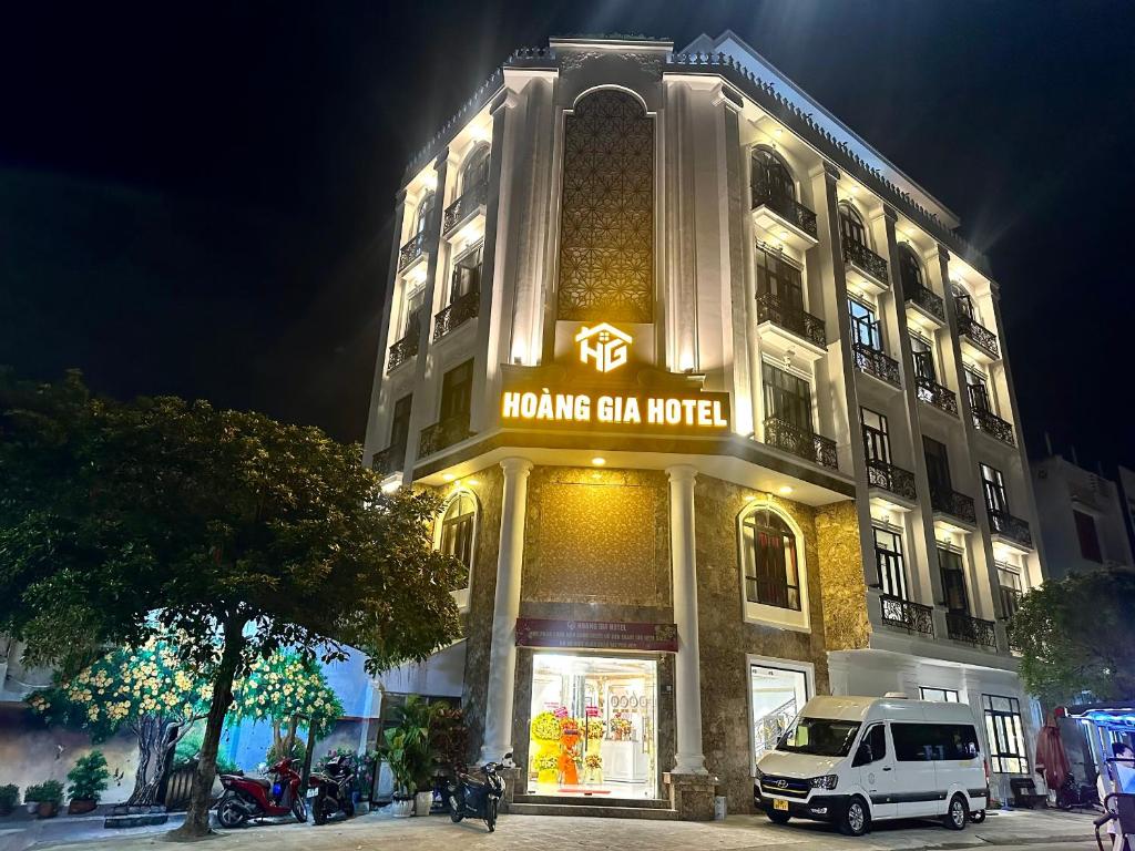 绥和市Hoàng Gia Hotel Tuy Hoà的前面有一辆白色面包车的建筑