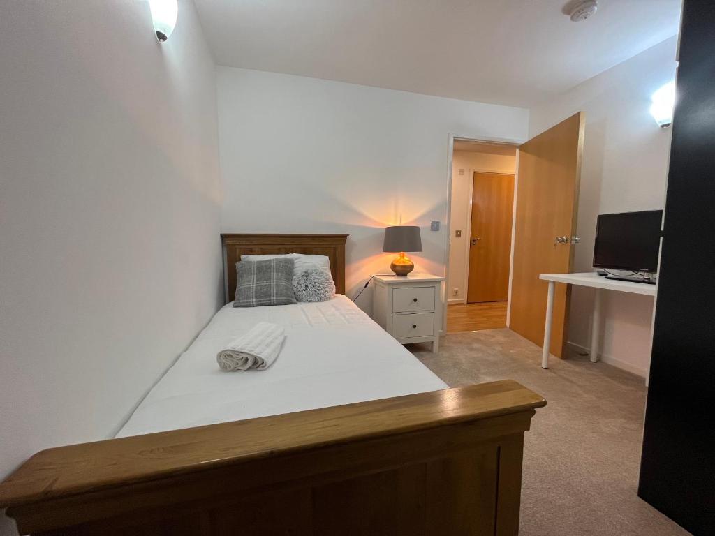 伦敦Room with Private Bathroom Royal Victoria Excel O2 Arena London的一间卧室配有一张大床和一张书桌