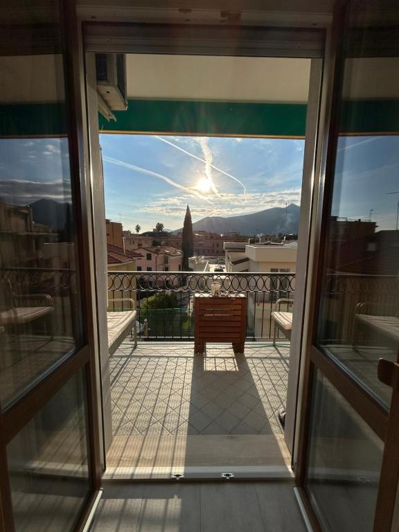 洛阿诺Centralissimo appartamento Loano的从大楼的阳台上可欣赏到风景