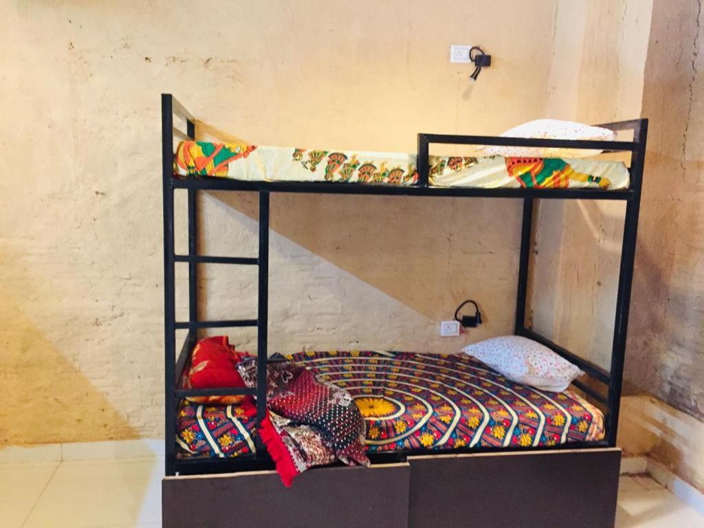 Jaisalmer hostel客房内的一张或多张双层床