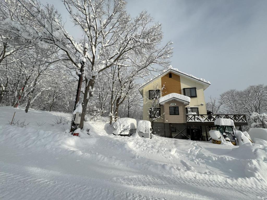 妙高Daiju Myoko的院子前的雪覆盖的房子