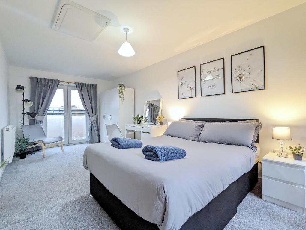 利物浦Guest Rooms Near City Centre & Anfield Free Parki的一间卧室配有一张大床和两个蓝色枕头