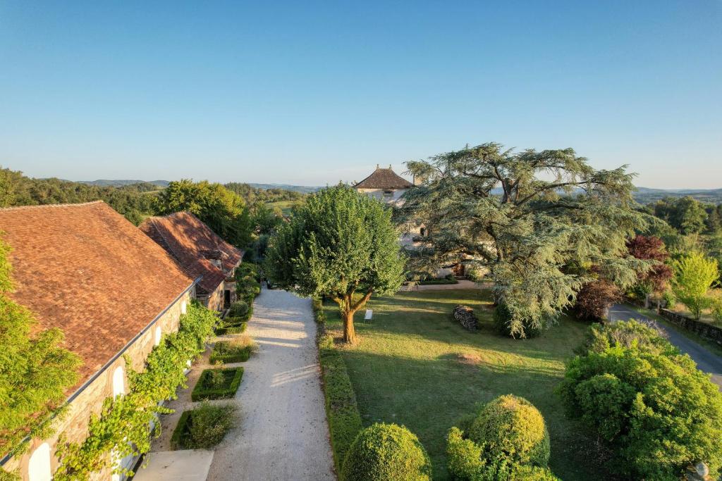 Saint-Bazile-de-MeyssacMaison d'amis du Manoir de Saint-Bazile的享有树木庭院和房屋的空中景致