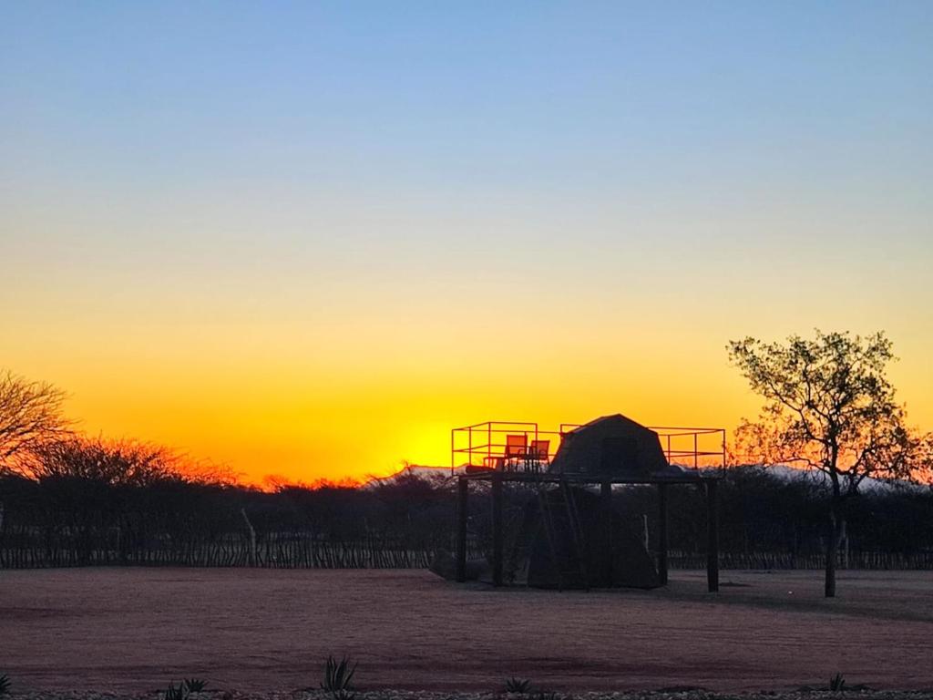UisEtoko Farm Camp的背景为日落的游乐场