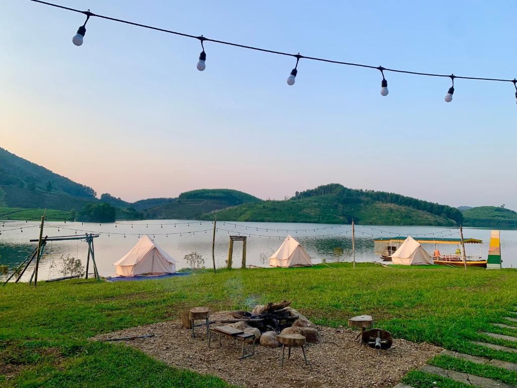 Trai ÐỏĐảo Chè Thanh Chương - Điếu Cày Travel的一群帐篷位于湖边的田野
