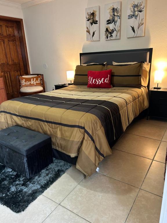 迈阿密Paradise的一间卧室配有一张带红色枕头的大床