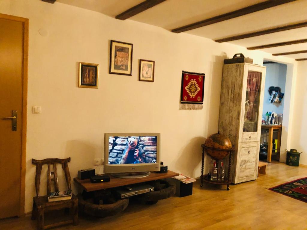 弗拉西克Vikendica Topa’s的一间客厅,配有一张桌子上放的电视