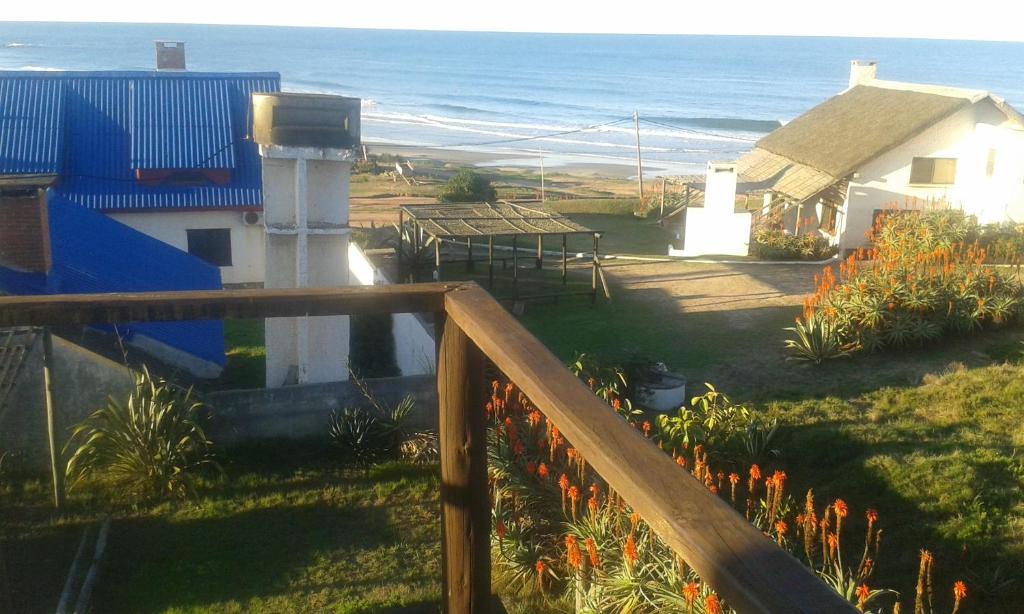 德尔迪阿布罗角安科拉酒店的阳台,洋房背景是大海