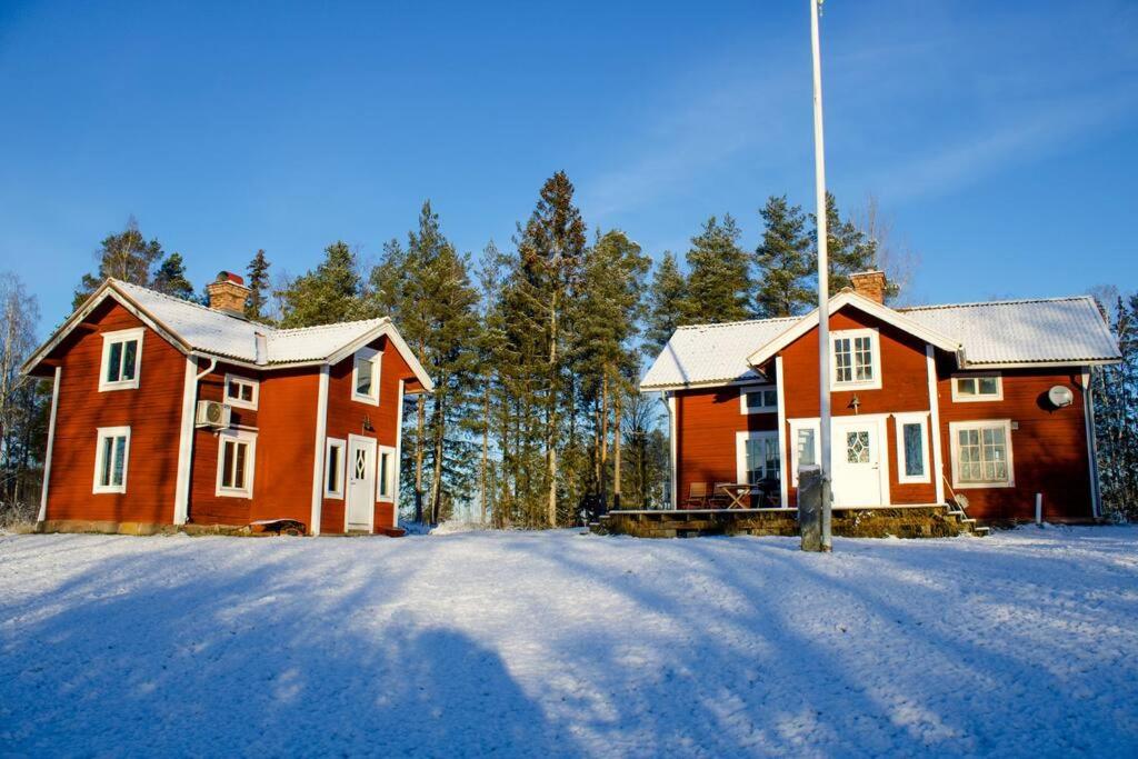 法伦Scoutstugan & Bagarstugan的前面的地面上有雪的房子