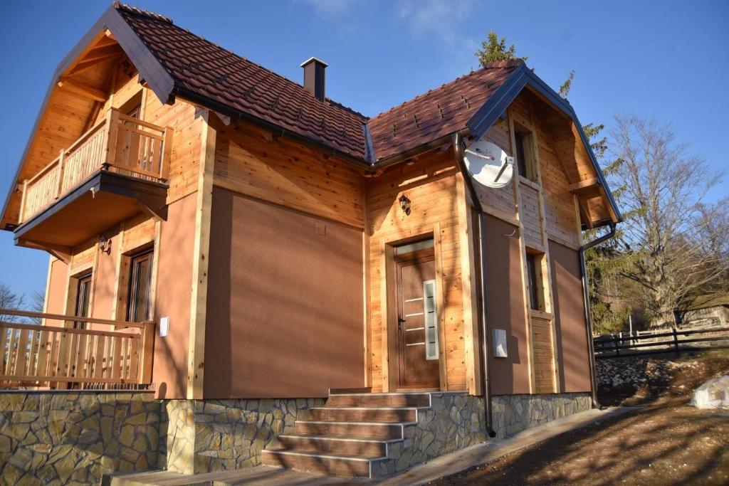 巴伊纳巴什塔Planinska kuća Srna的一个带车库的房子